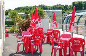 Terrasse bar ensolleillée