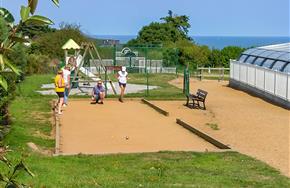 pétanque et piscine couvrte chauffée