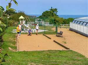pétanque et piscine couvrte chauffée