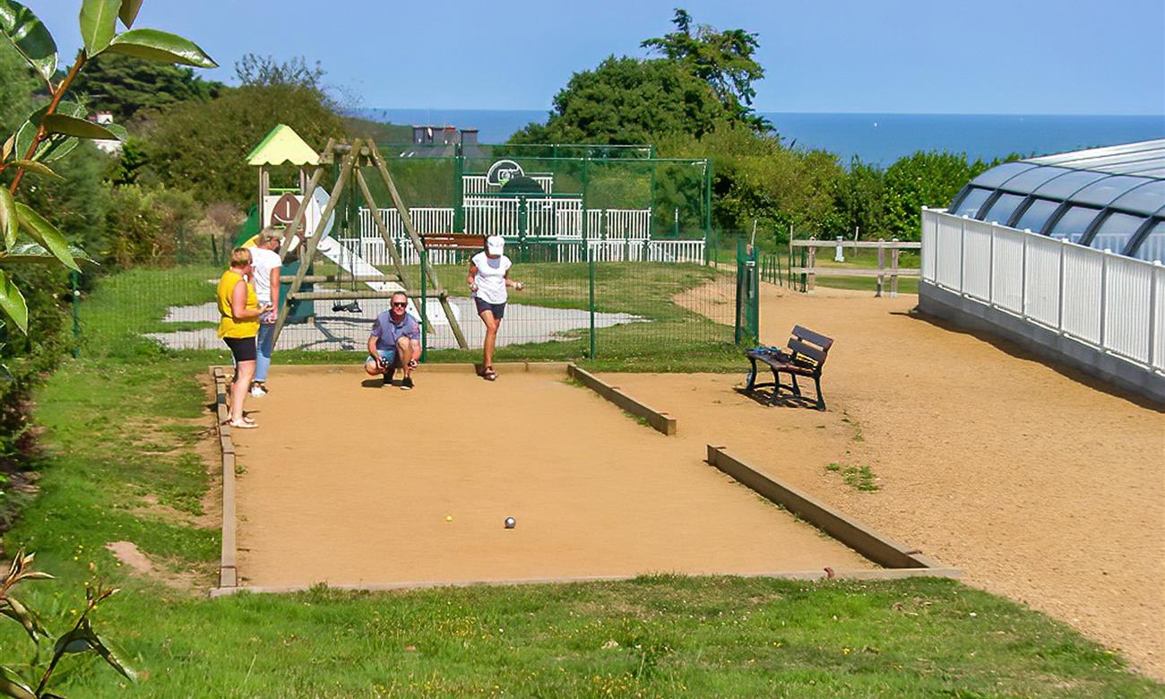 pétanque et piscine couvrte chauffée